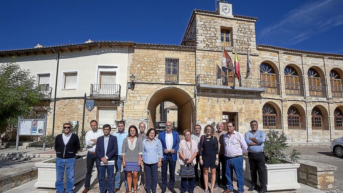 Foto de familia de los 14 alcaldes de la zona de Torozos con el presidente de la Diputación (en el centro), Jesús Julio Carnero, ayer en Torrelobatón.-EL MUNDO