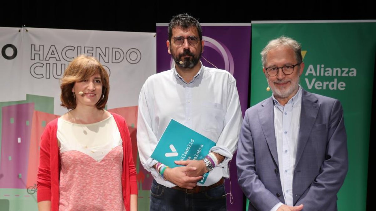 María Sánchez, Alberto Bustos y Manuel Saravia durante el acto para presentar la plataforma de izquierdas . - PHOTOGENIC