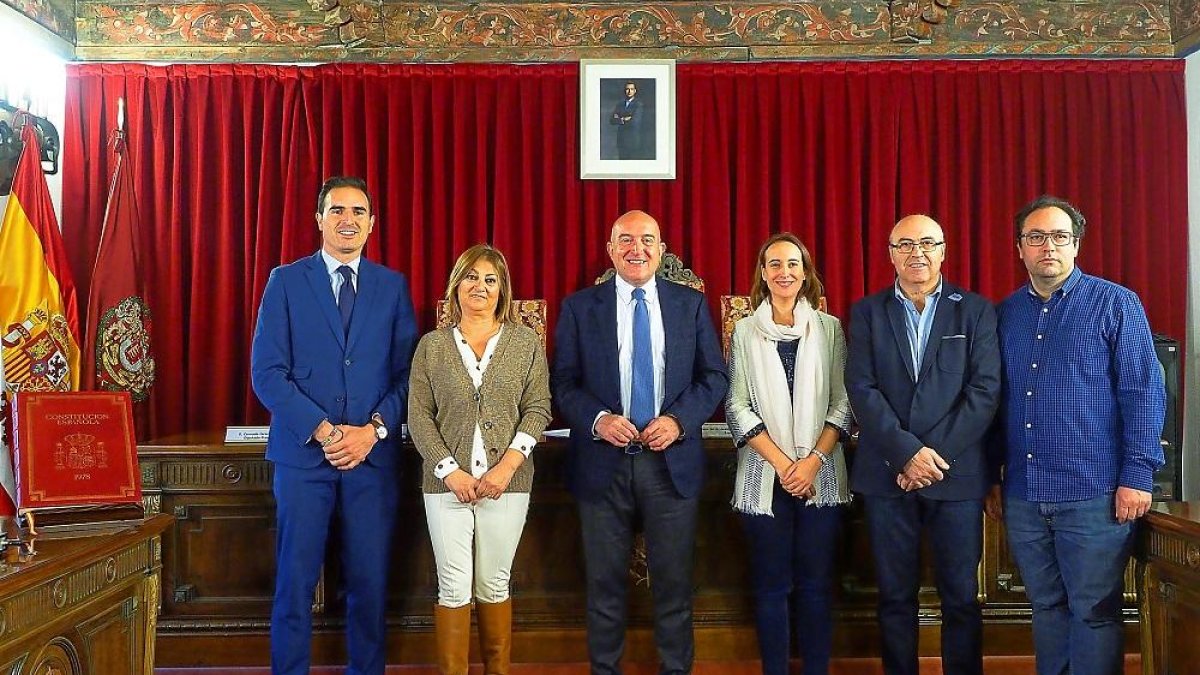 Guzmán Gómez, Teresa Lopez, Jesús Julio Carnero, Pilar Vicente, Salvador Arpa y Héctor Gallego, posan ayer tras el Pleno extraordinario.-EL MUNDO