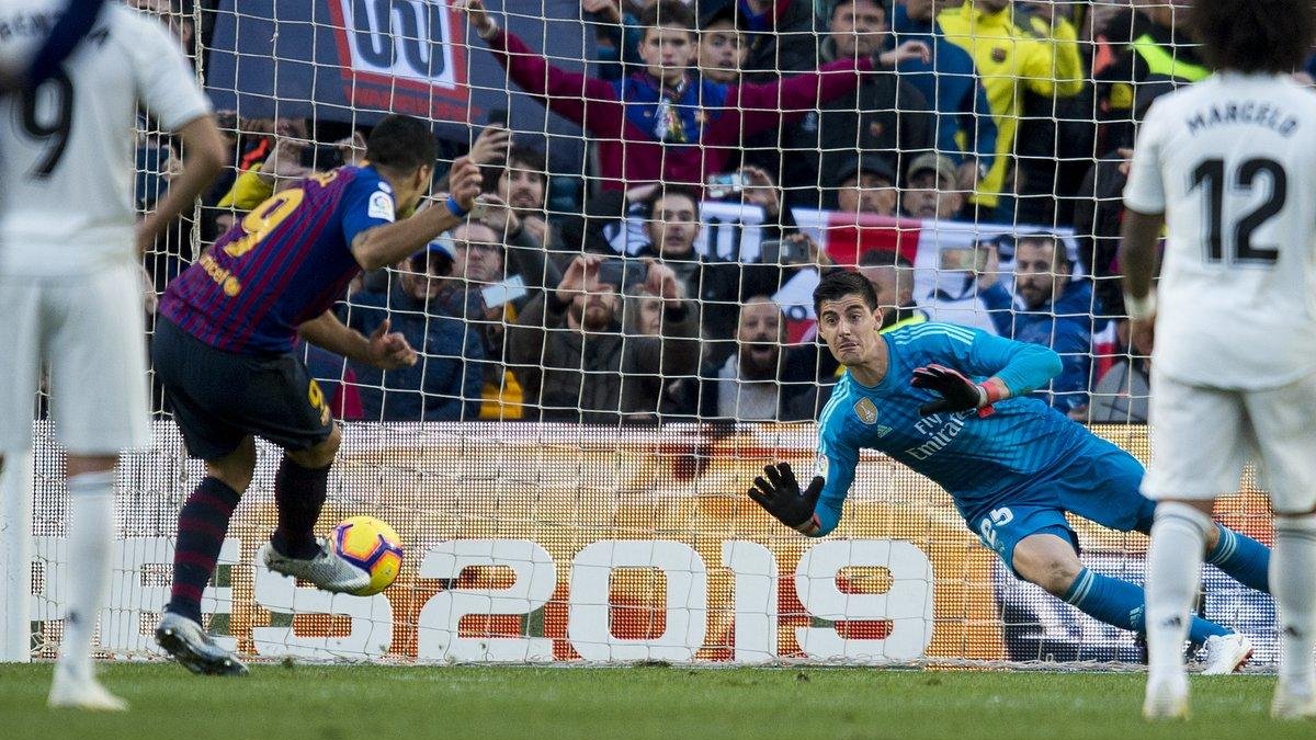 Courtois trata de adivinarle un penalti a Luis Suárez-JORDI COTRINA