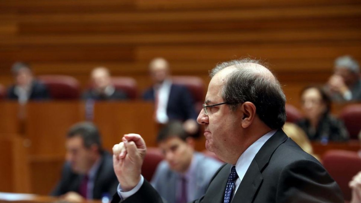 Intervención del presidente de la Junta, Juan Vicente Herrera, en el Pleno de las Cortes.-ICAL