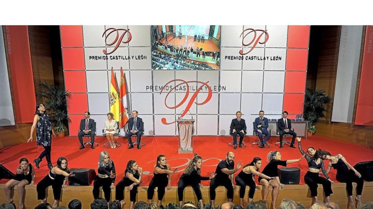Un momento de la actuación de las solitas del Conservatorio del Centro Cultural Miguel Delibes, junto con la Escuela de Danza Contemporánea de Burgos con que se inició el acto.-E.M.