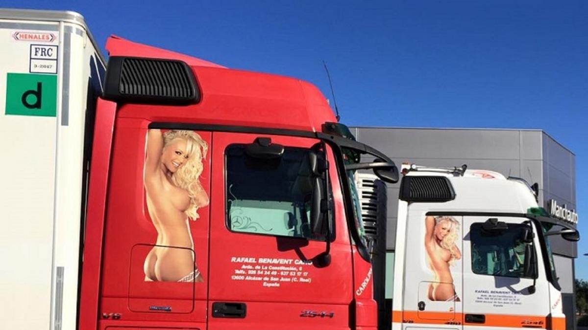 Un juez obliga a los camioneros de una empresa a retirar fotos de mujeres  desnudas de sus vehículos