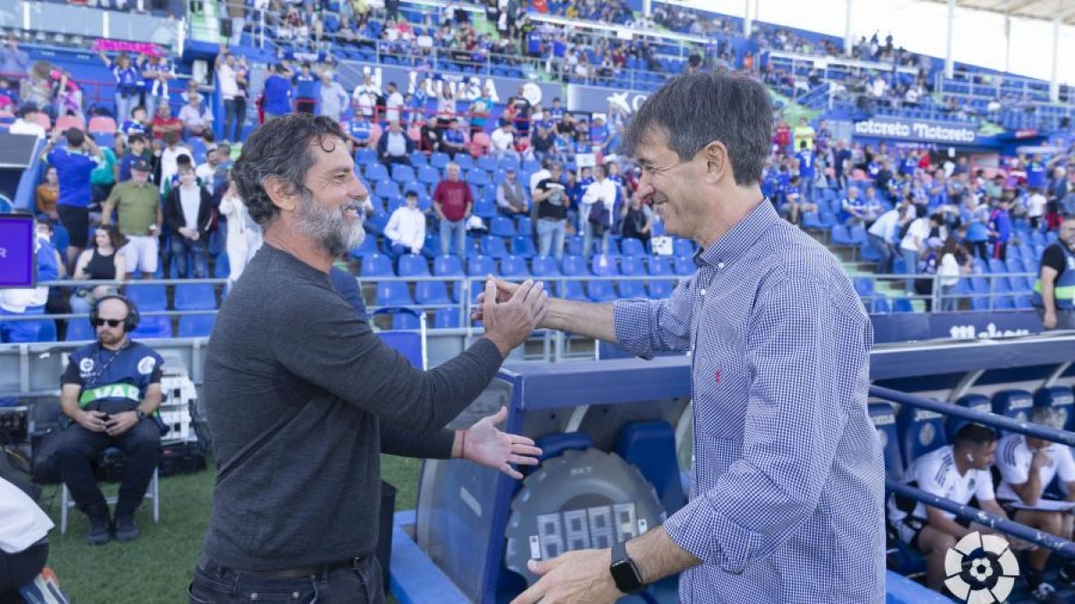 Pacheta saluda a Sánchez Flores antes del inicio del duelo en Getafe. / LA LIGA