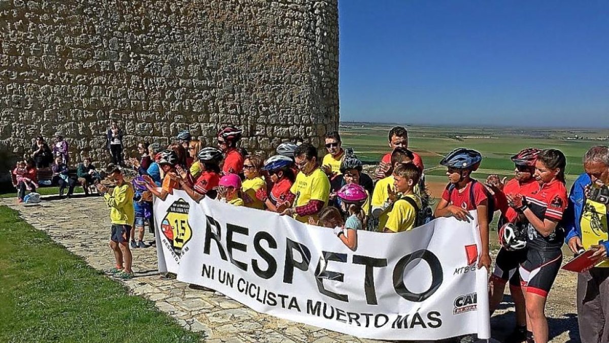Aficionados al ciclismo posan en Urueña con una pancarta pidiendo respeto para los ciclistas antes del comienzo de la segunda edición.-EL MUNDO
