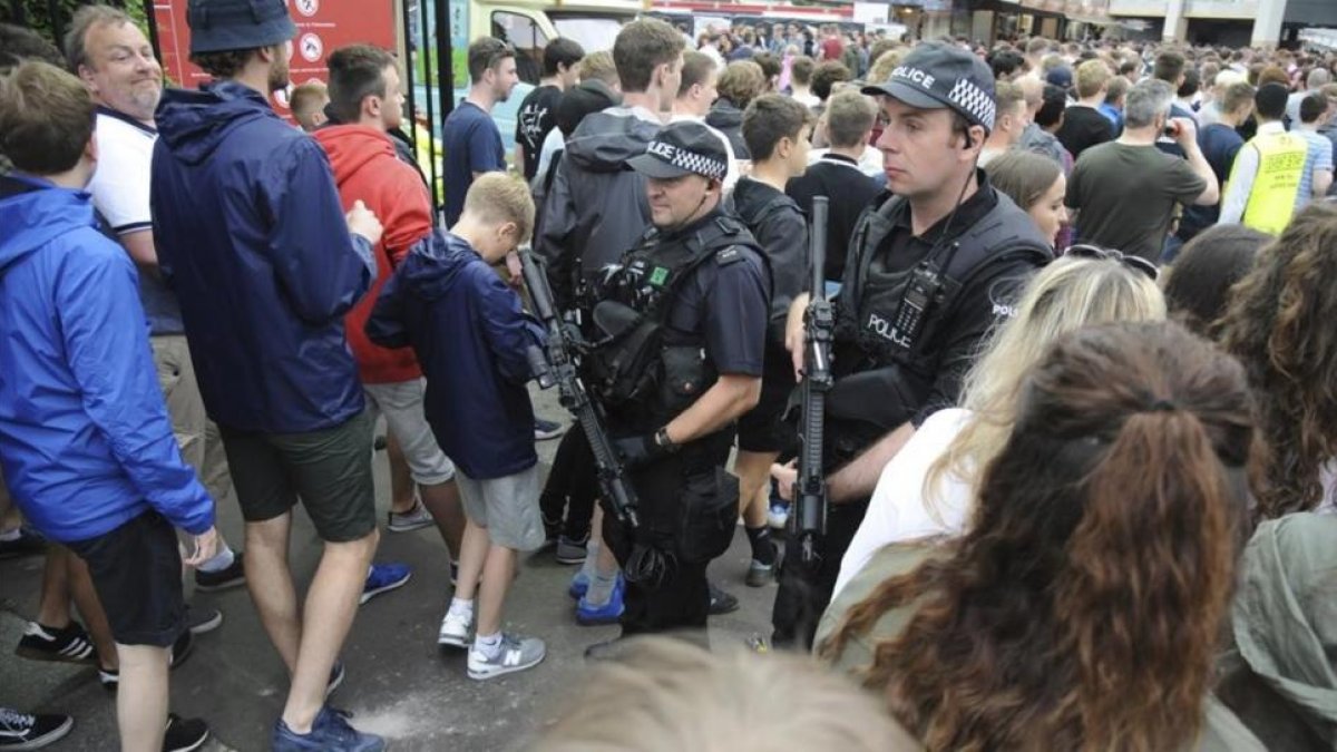 La policía controla los acceso al concierto de los Courteeners en Manchester.-RUI VIEIRA / AP