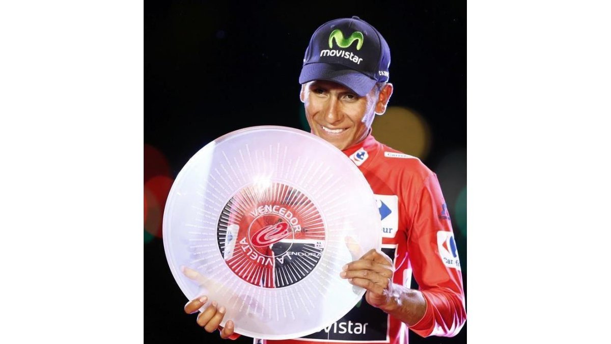 El colombiano del equipo Movistar, Nairo Quintana en el podio con el trofeo que le acredita vencedor de la Vuelta Ciclista a España 2016 tras la vigésimo primera y última etapa disputada hoy entre Las Rozas y Madrid.-EFE/Javier Lizón