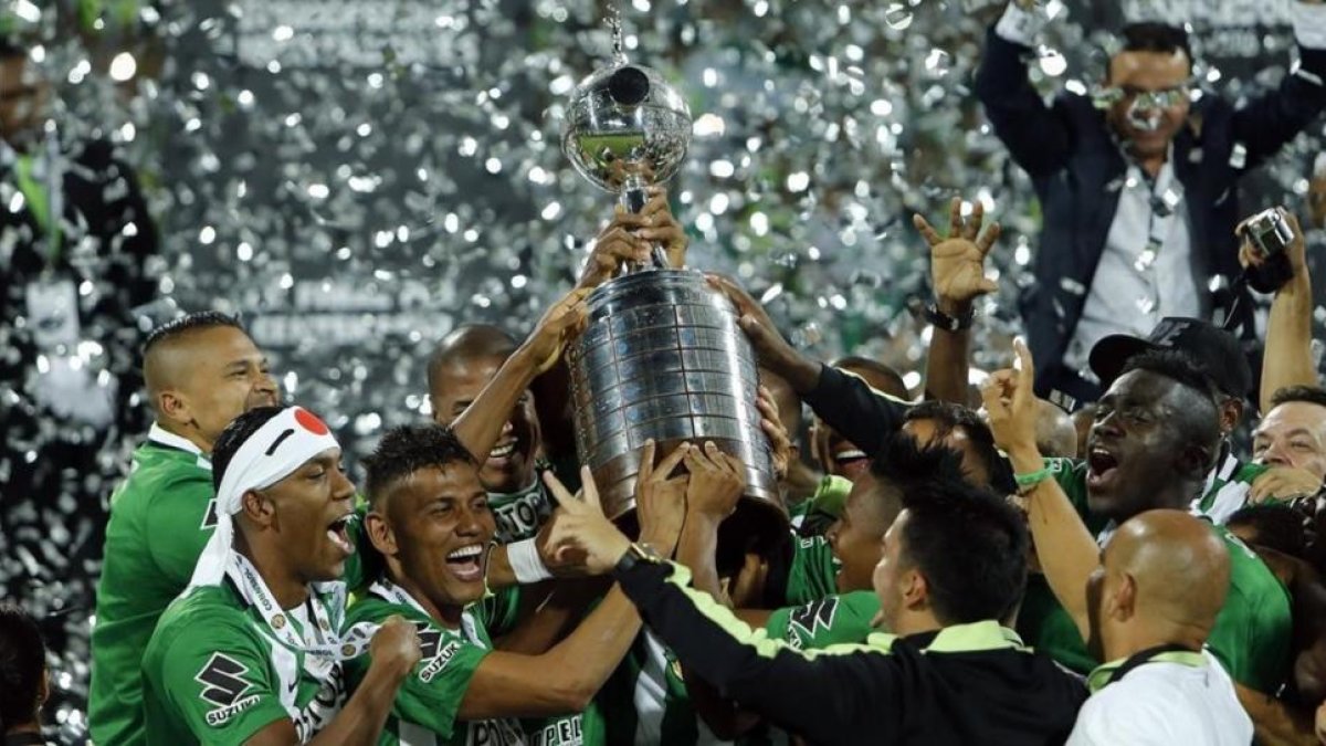 Los jugadores del Atlético Nacional celebran la conquista de la Copa Libertadores 2016.-MAURICIO DUENAS CASTANEDA / EFE