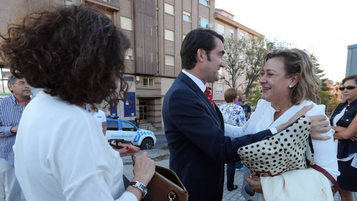 El consejero de Fomento, Juan Carlos Suárez Quiñones, junto a la alcaldesa de Ponferrada, Gloria Fernández Merayo (I), y la Comisaria Jefe de Ponferrada, Estíbaliz Palma (D), durante la conferencia sobre la 'Ley mordaza', en Ponferrada-Ical