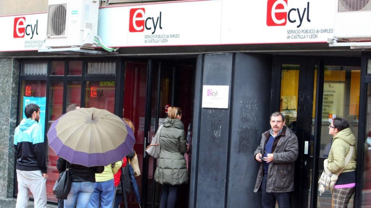 Varias personas hacen cola ante las oficinas del ECyL en Ponferrada (León)-ICAL