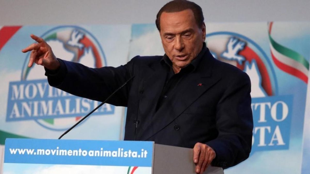 Berlusconi pronuncia un discurso en un mitin organizado por el Movimiento Animalista, en Milán, el 20 de enero.-/ AP / MATTEO BAZZI