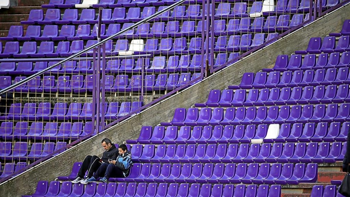 Dos espectadores, durante un partido del Real Valladolid esta temporada.-PABLO REQUEJO (PHOTOGENIC)