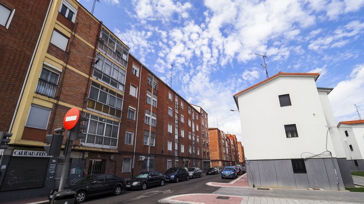 Bloque de viviendas en el barrio de Pajarillos. / E.M.