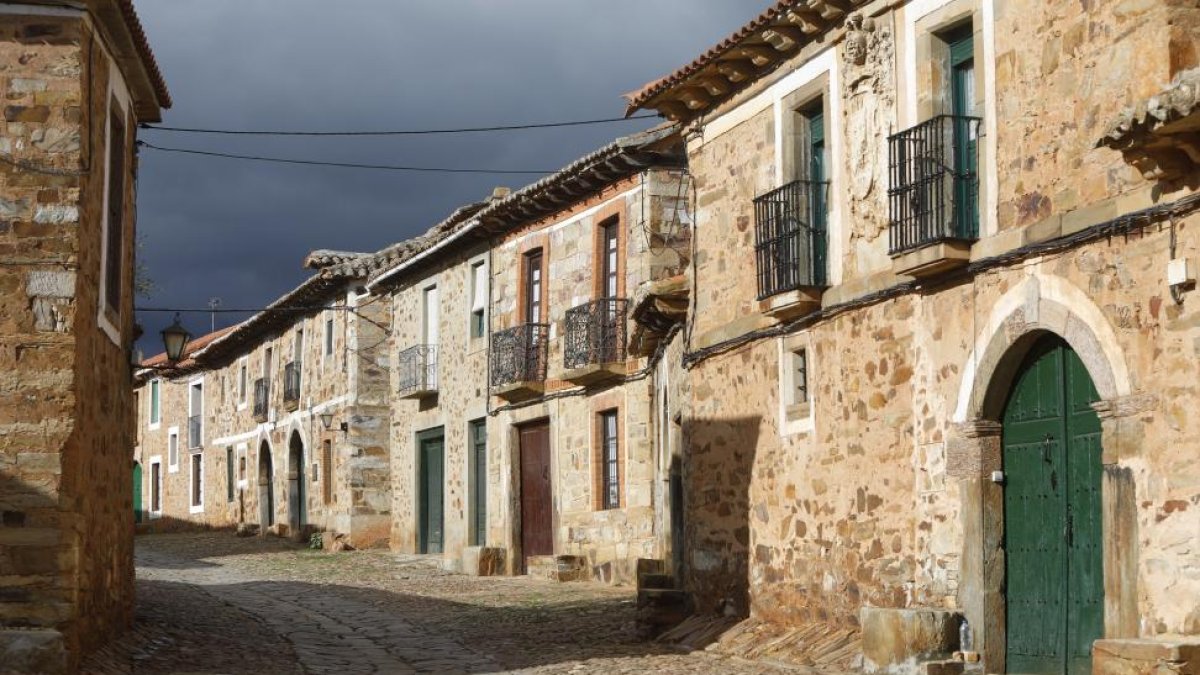 Una de las empedradas calles de Castrillo de los Polvazares, uno de los pueblos maragatos más visitados por su cocido y su entorno.-J. M. LOSTAU
