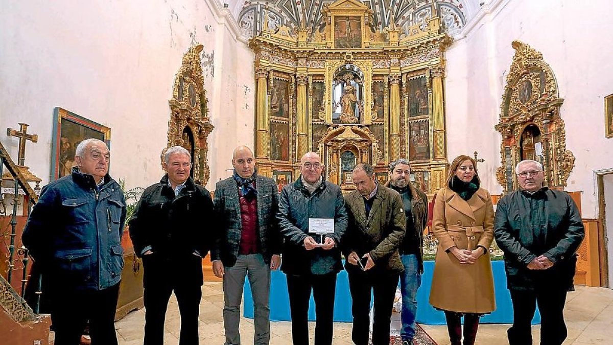 El presidente de la Diputación, Jesús Julio Carnero, muestra ayer la cartela en la iglesia de Ventosa.-EL MUNDO