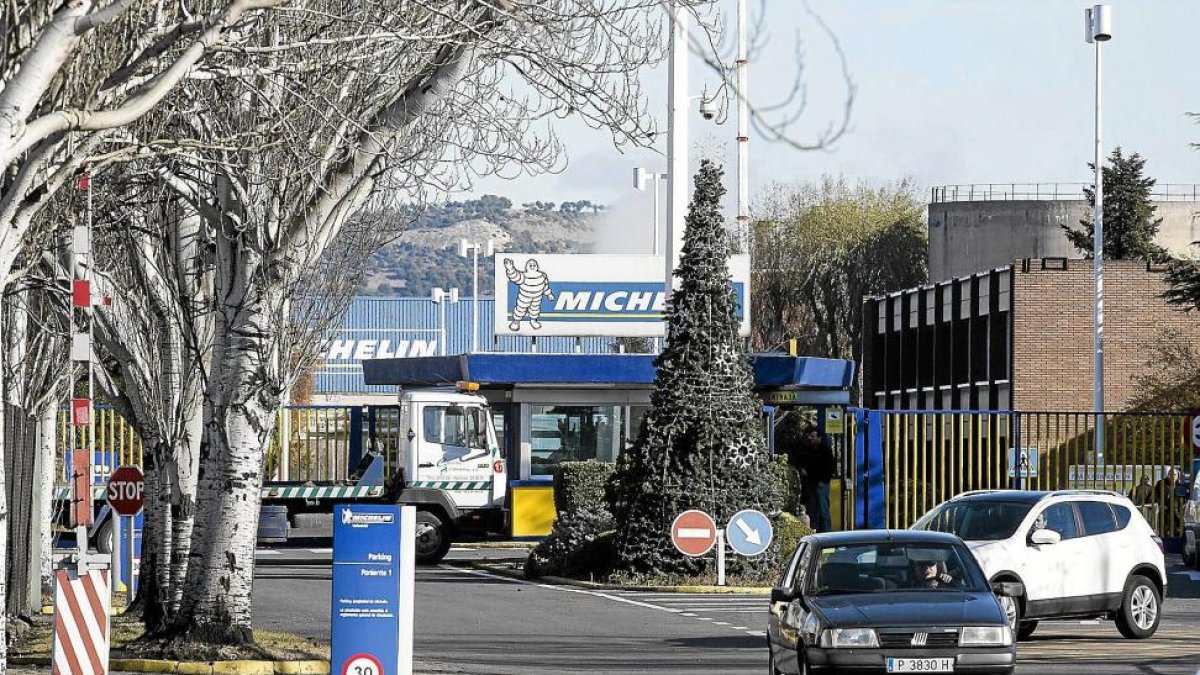 Entrada a la fábrica de neumáticos Michelin en la carretera de Burgos de Valladolid.