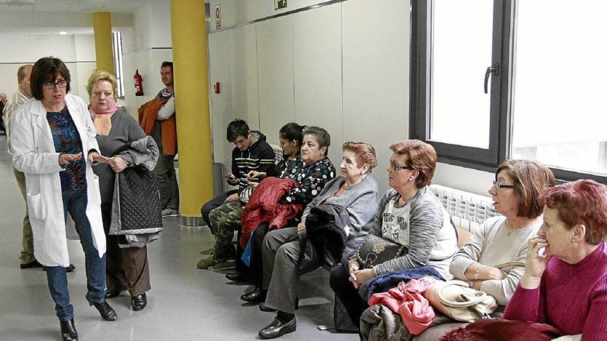 Varios pacientes esperan su turno para ser atendidos en el centro de salud de Canterac, en Valladolid-J. M. LOSTAU