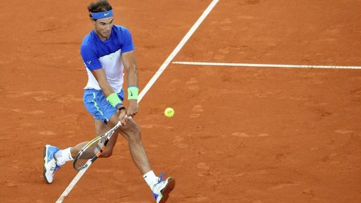 Rafael Nadal golpea la bola en la segunda ronda del torneo de tenis de Hamburgo disputado contra el checo Jiri Vesely-Foto:   EFE / DANIEL BOCKWOLDT