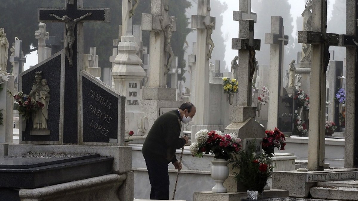 Un hombre barre una tumba, ayer en el cementerio de El Carmen de la capital. - MIGUEL ÁNGEL SANTOS / PROTOGENIC