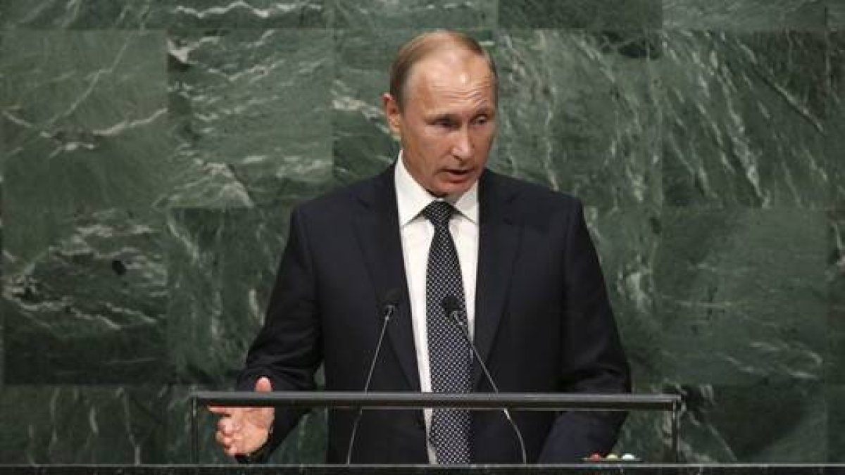 El presidente de Rusia, Vladímir Putin, hablando este lunes en la Asamblea General de la ONU.-EFE / JASON SZENES