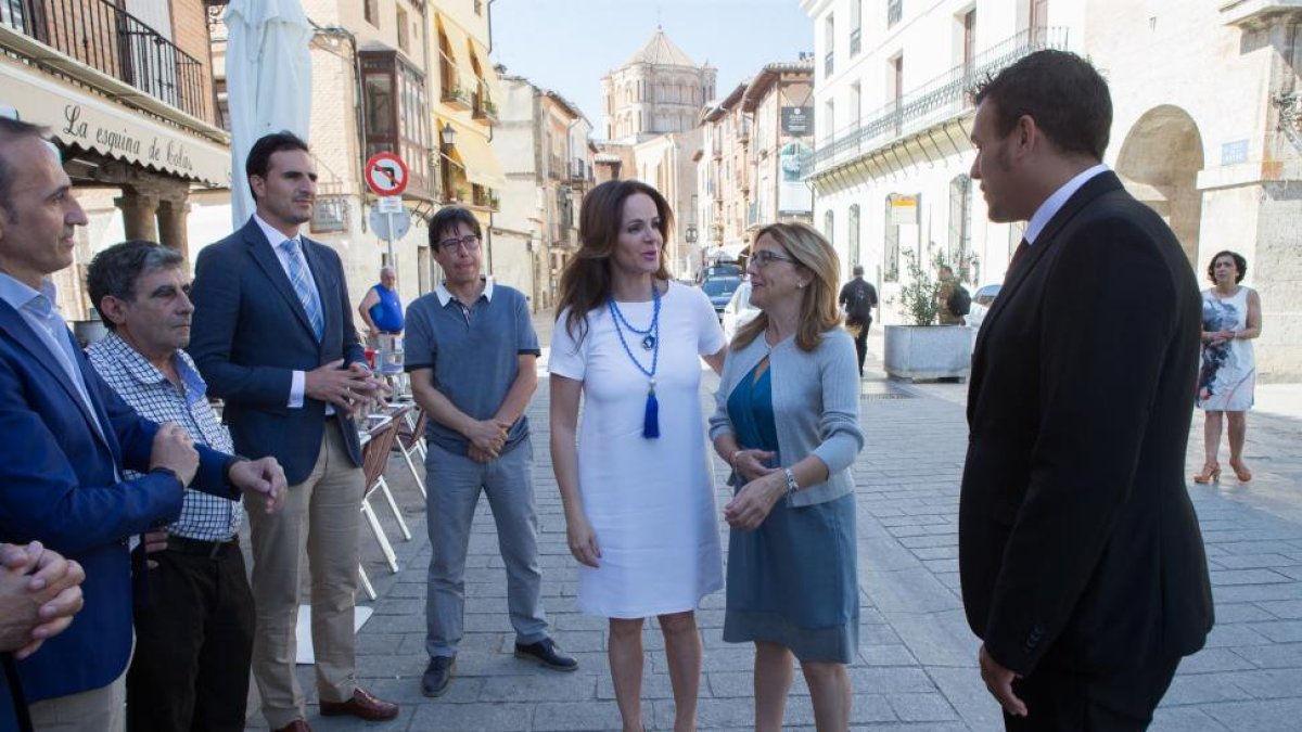 La presidenta de la Diputación de Zamora, María Teresa Martín, y la presidenta de las Cortes de Castilla y León, Silvia Clemente, firman un protocolo de colaboración para favorecer la dinamización económica de los municipios incluidos en el área.-ICAL