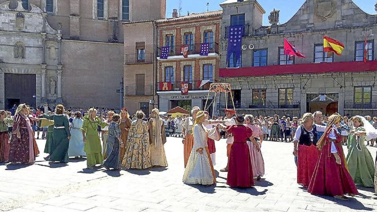 Danzas renacentistas ayer, ante la Colegiata y las Casas Consistoriales en la Plaza Mayor de la Hispanidad-EL MUNDO