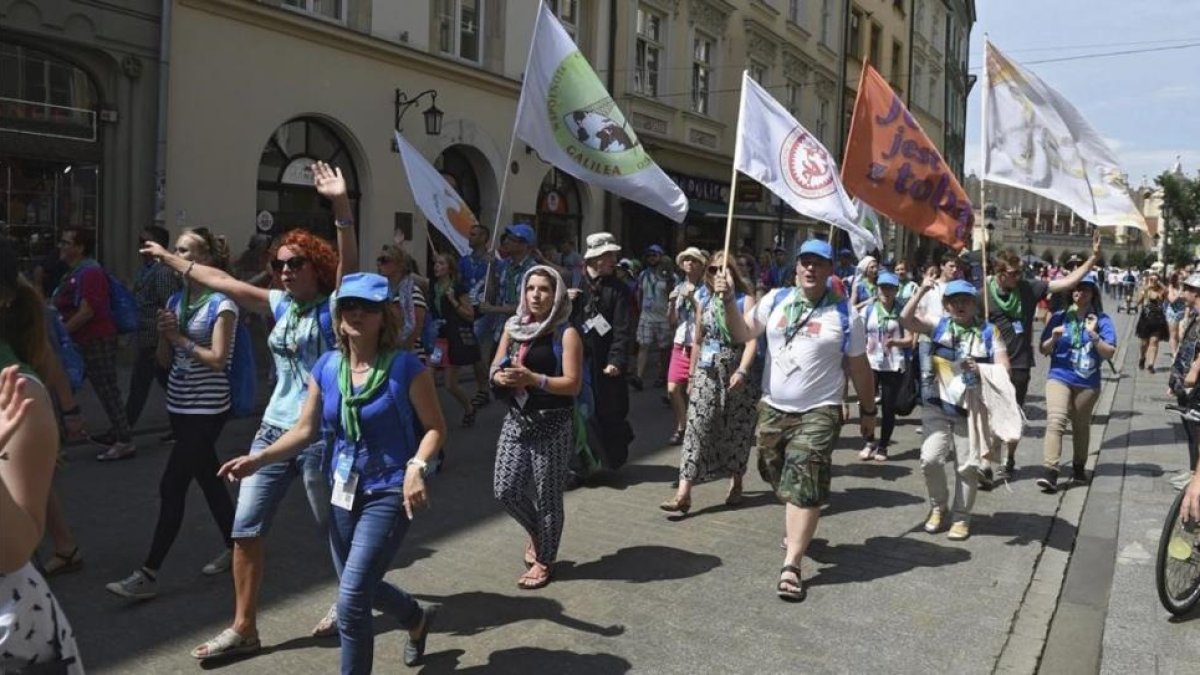 Peregrinos participan en un acto organizado dentro de los preparativos de la Jornada Mundial de la Juventud, en Cracovia, este lunes.-EFE / RADEK PIETRUSZKA