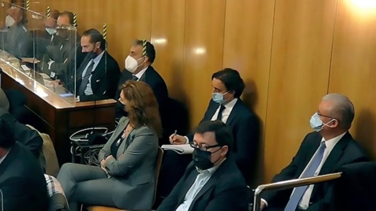 Los acusados del caso Perla Negra, con Rafael Delgado y Begoña Hernández en primer término. E. M.