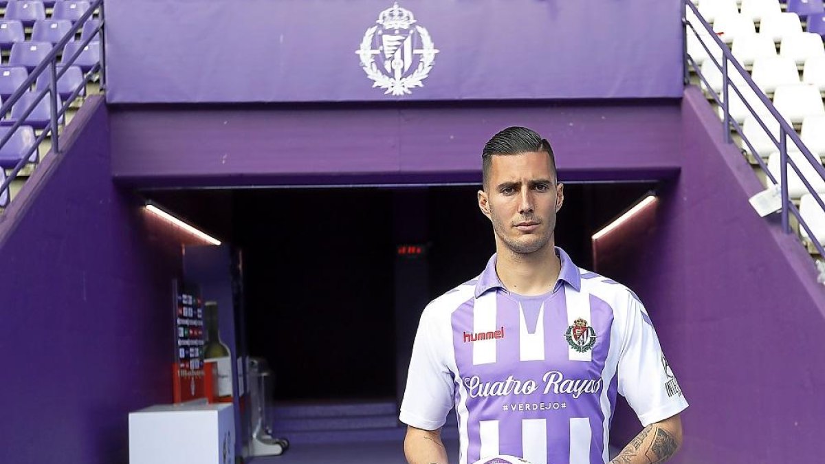 Sergi Guardiola posa con el uniforme y el balón del club a la entrada del túnel de vestuarios.-J. M. LOSTAU