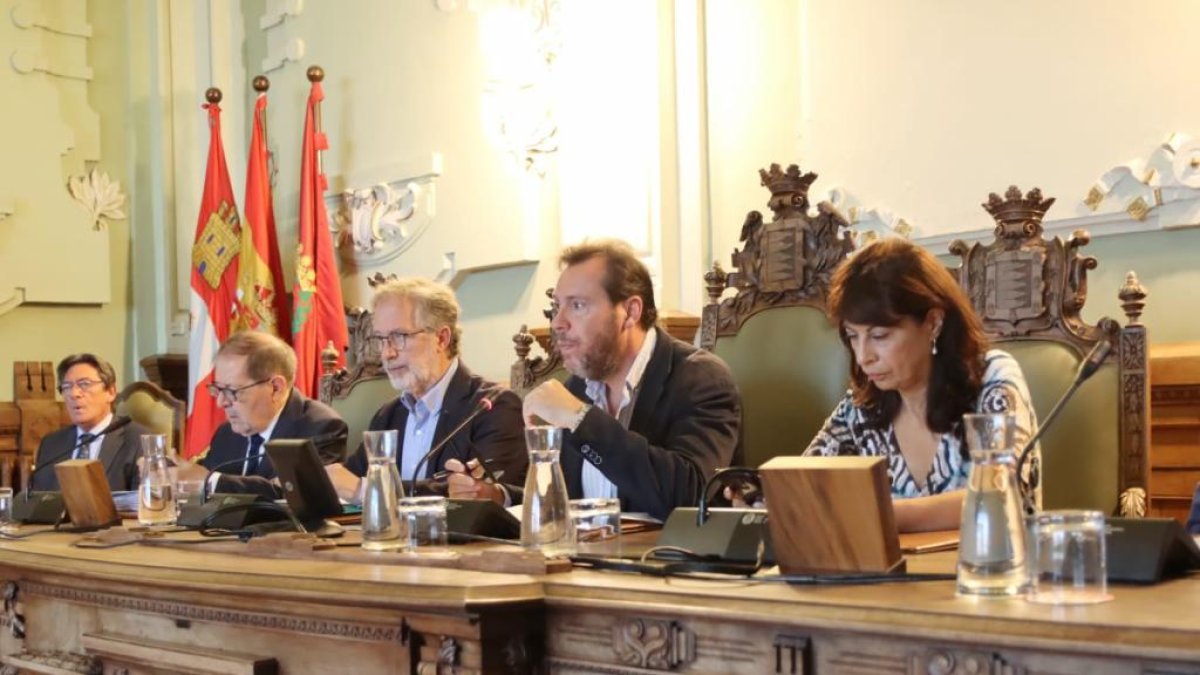 El alcalde, Óscar Puente, en el centro, junto a Manuel Saravia y Ana Redondo en el pleno. | E. M.