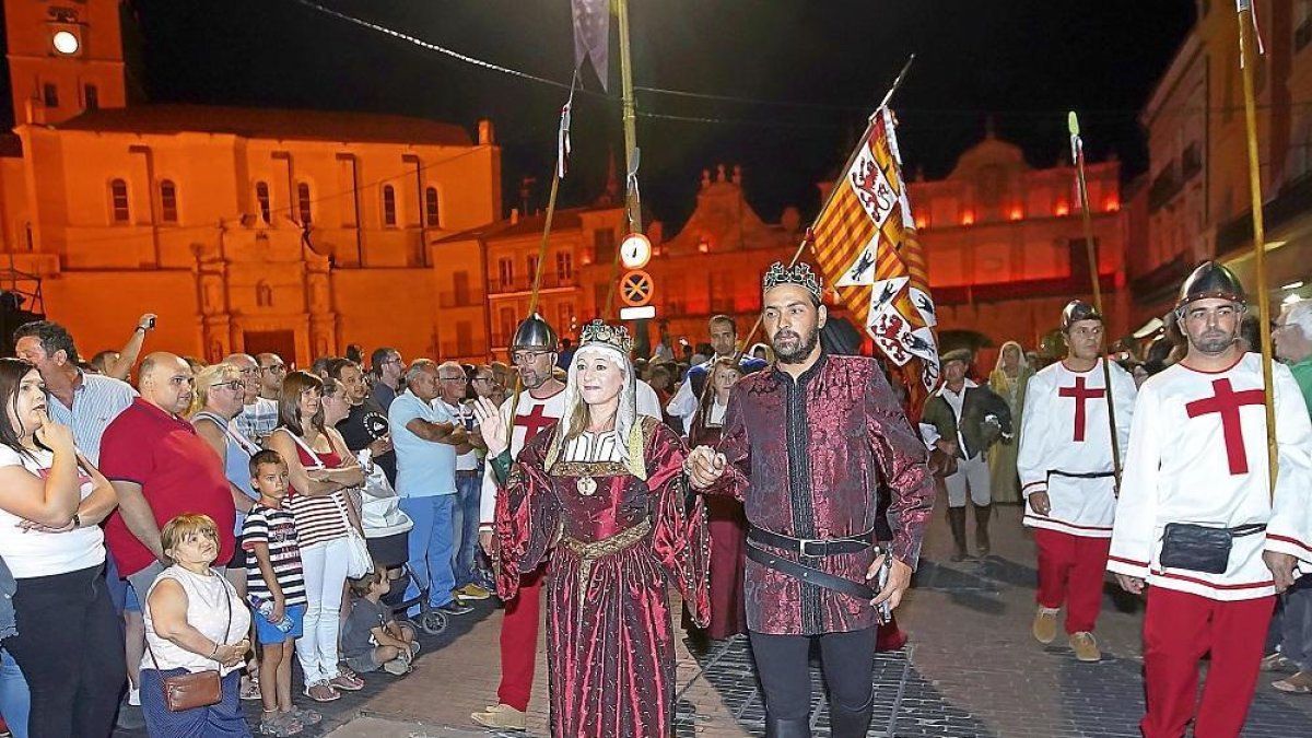 Medina del Campo se rinde al paso de los Reyes Católicos, en los días que la localidad regresa a su época más dorada.-J. M. LOSTAU