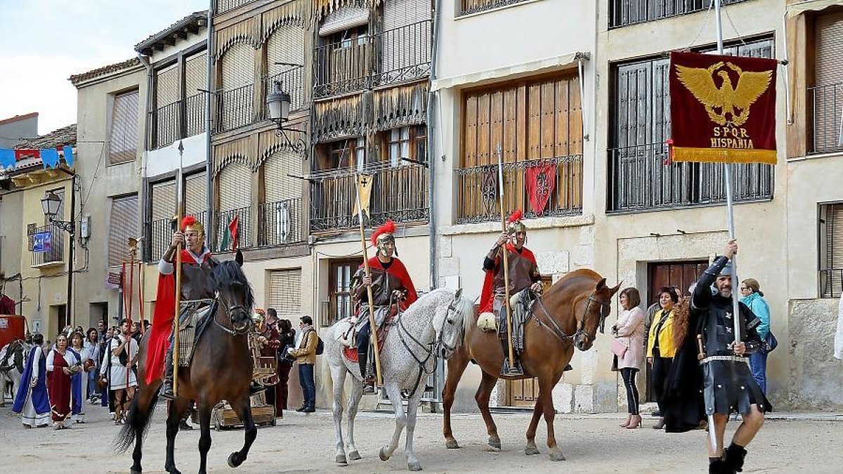 Un grupo de participantes representando a soldados romanos.-PABLO REQUEJO / PHOTOGENIC