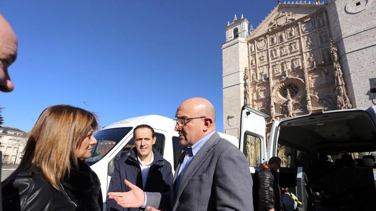 Carnero charla con Teresa López durante un acto.-ICAL