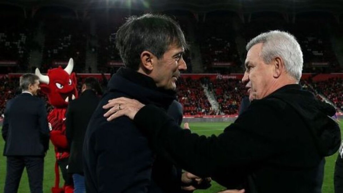 Pacheta saluda a Aguirre antes del partido en Mallorca. / LA LIGA