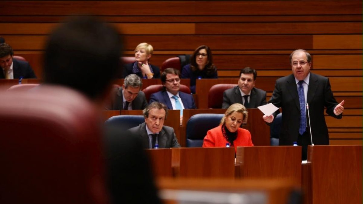 Intervención del presidente de la Junta, Juan Vicente Herrera, en el Pleno de las Cortes.-ICAL