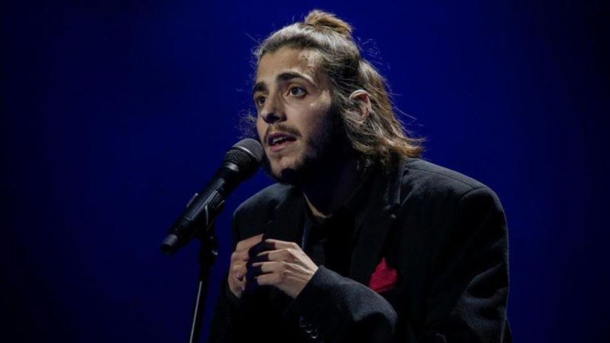 El cantante Salvador Sobral, representante de Portugal en el Festival de Eurovisión 2017, durante uno de los ensayos en Kiev.-GLEB GARANICH