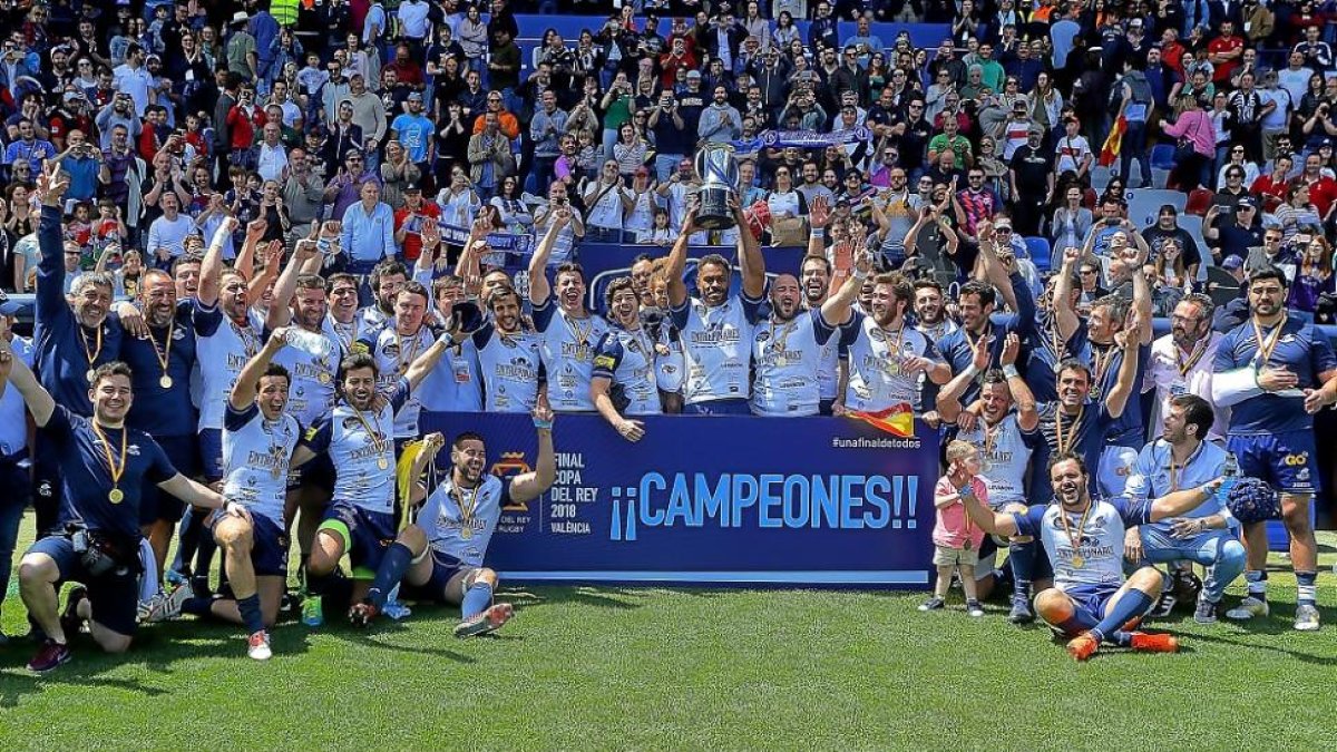 Jugadores y técnicos del VRAC Quesos Entrepinares posan con la copa de campeones.