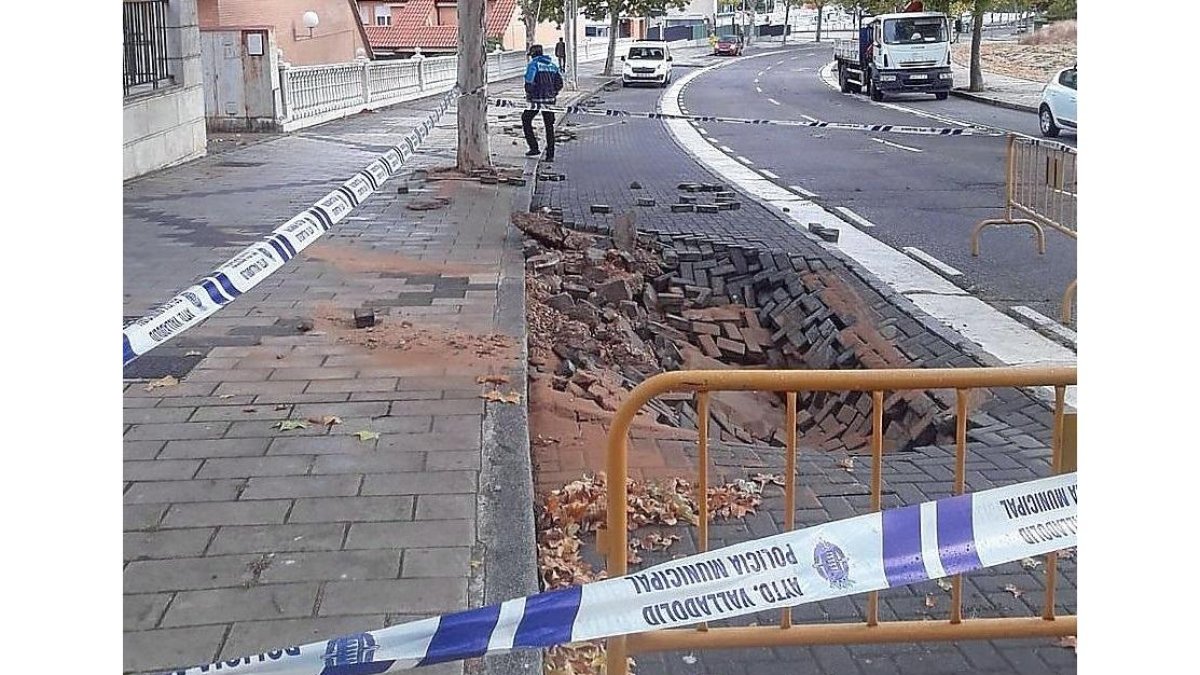 Zona de la calle Padre Llanos en la que se produjo la rotura de tubería.-E. M.