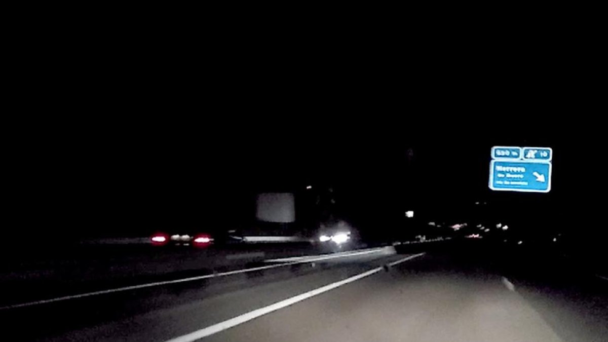 as televisiones se hicieron eco ayer de la exclusiva de EL MUNDO DE CASTILLA Y LEÓN, que ofreció en primicia el vídeo del kamikaze por la autovía Valladolid-Segovia. Antena 3, La Sexta y La 8 de Valladolid fueron algunas de ellas.-EL MUNDO