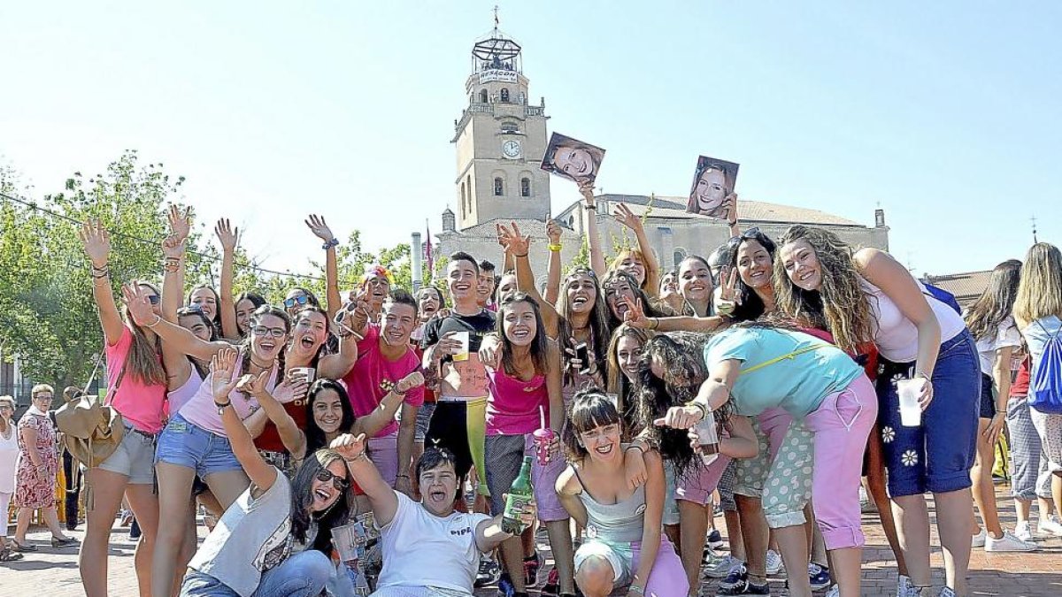 Jóvenes peñistas celebran con un descorche el chupinazo de fiestas de San Antolín, ayer, momentos depués de la colocación de la bandera.-SANTIAGO