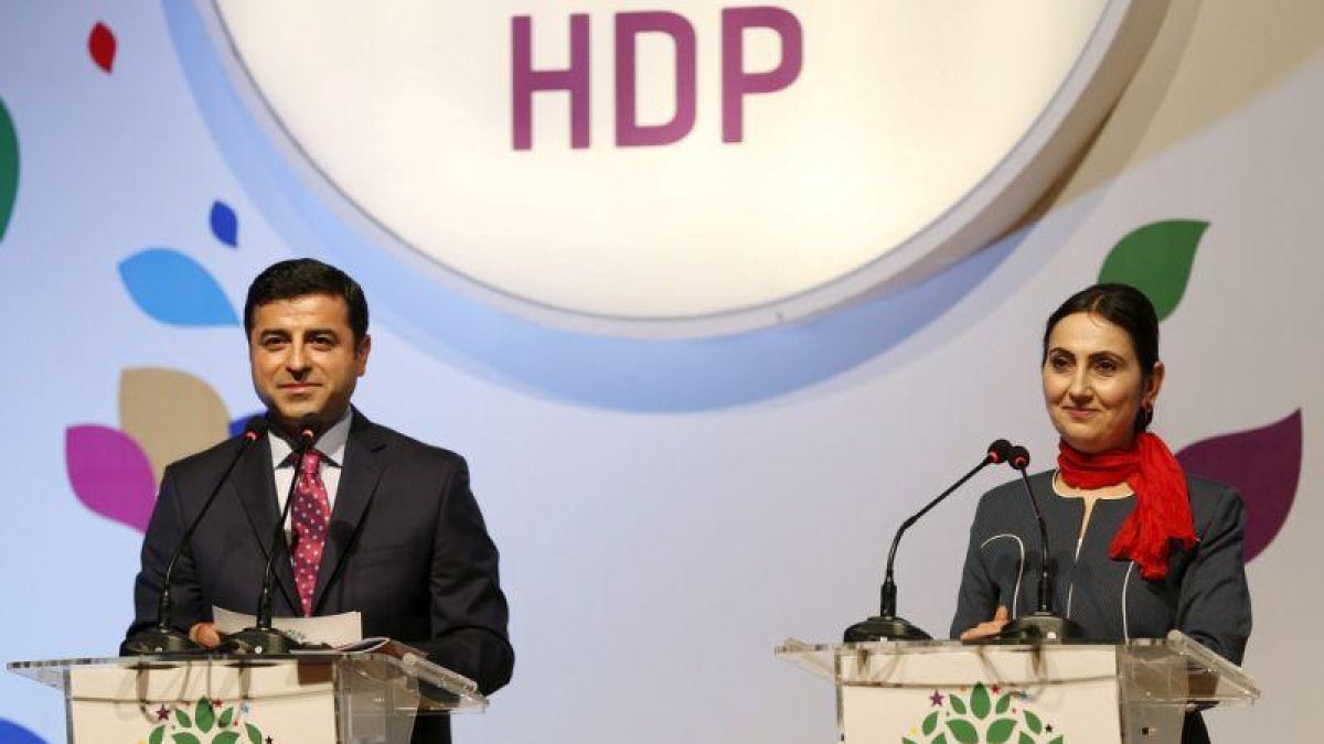 Selahattin Demirtas y Figen Yuksekdag, presidentes del prokurdo HDP, en una rueda de prensa en Estambul, en una imagen de archivo.-REUTERS / MURAD SEZER