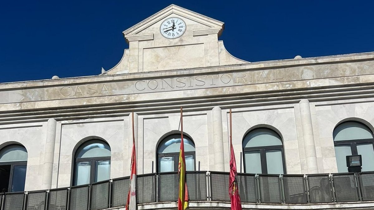 Fachada del Ayuntamiento de Íscar con las banderas ondeando a media asta. / EM