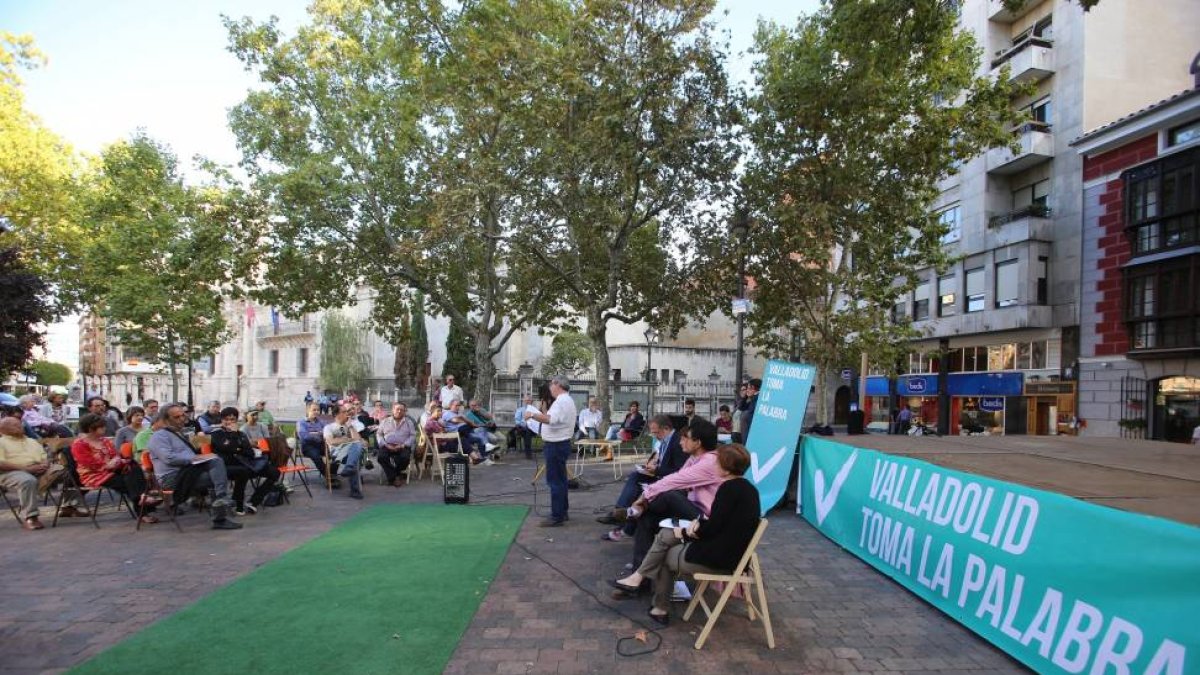 Valladolid Toma la Palabra hace balance de sus 100 días en el Ayuntamiento con una asamblea abierta al aire libre. En la imagen, los concejales de esta formación al inicio del encuentro-Ical