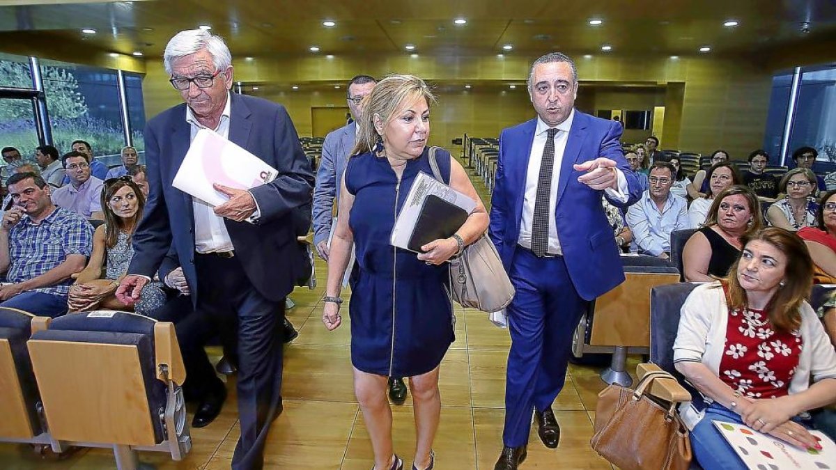 Valdeón, con el director de la Fundación Once, J.L. Martínez Donoso y el presidente de Feacem, José María Ibáñez.-ICAL