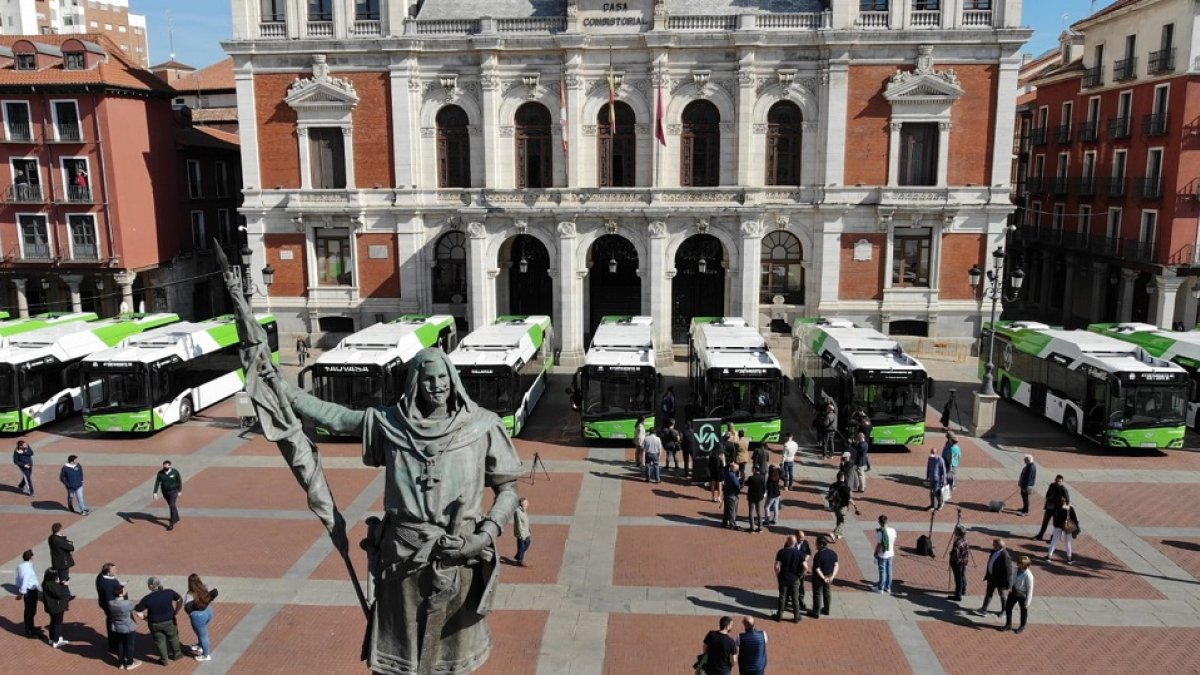 Los 15 nuevos autobuses de Auvasa de gas natural comprimido a vista de dron en la Plaza Mayor de Valladolid. -E. M.