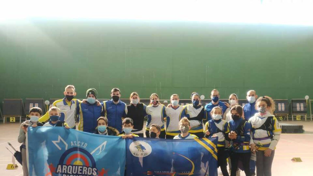 Equipo del Arcolid junto a los Arqueros del Pisuerga en el pasado campeonato. / E.M.