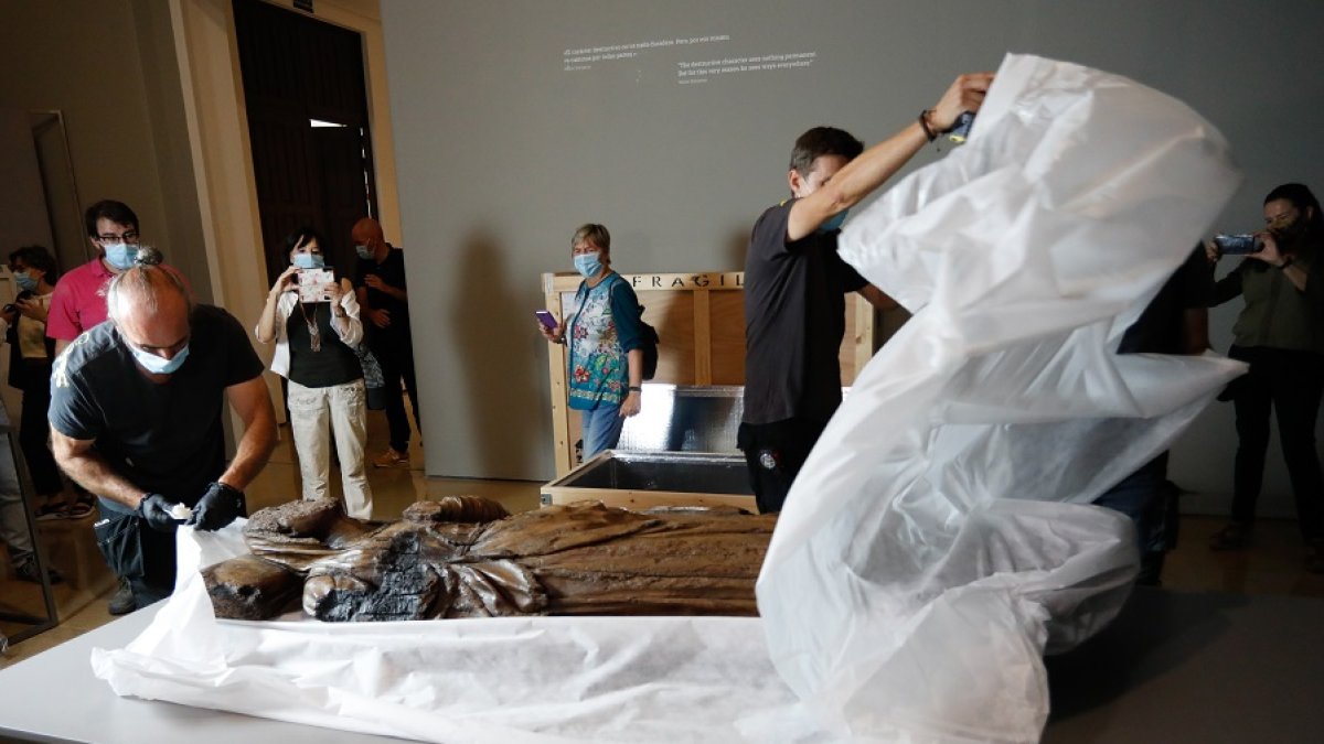 Los técnicos preparan la exhibición de la talla 'Señora de Mogrovejo'. | J. M. LOSTAU