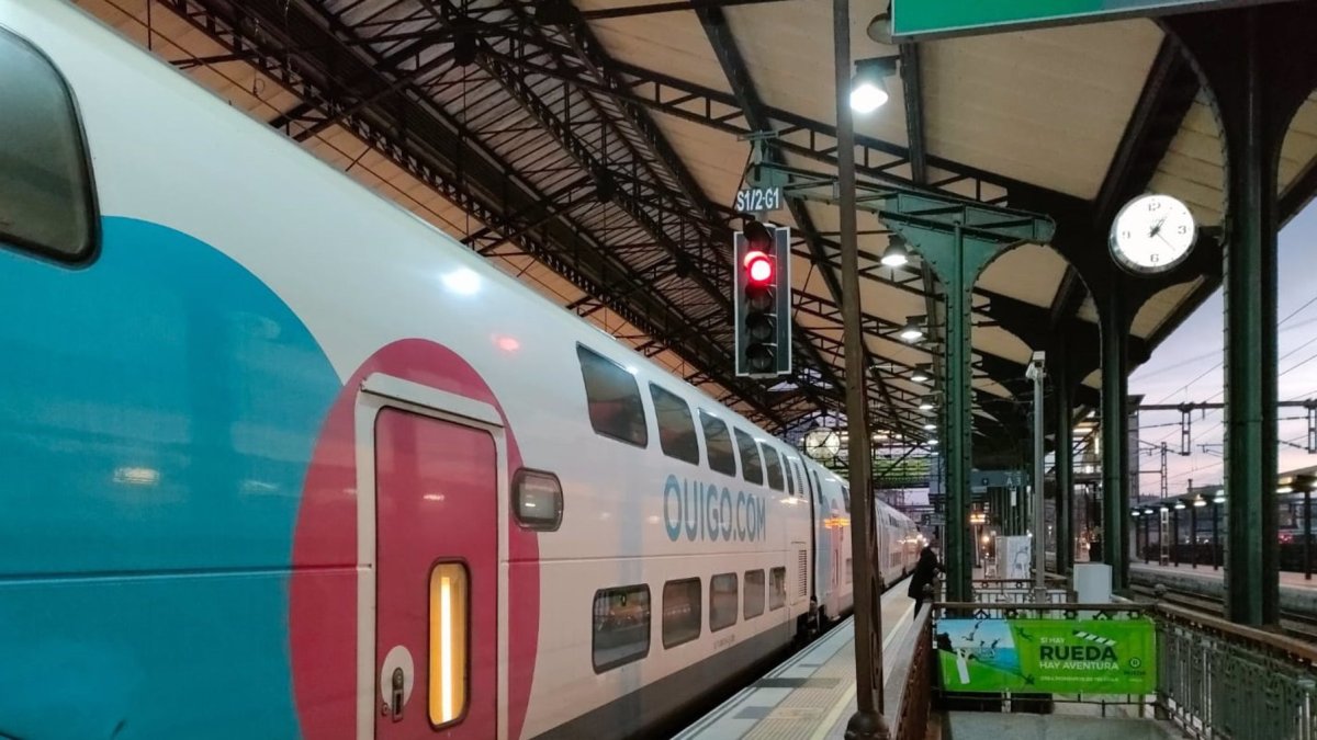 Un tren de Ouigo en la estación Campo Grande de Valladolid. - EUROPA PRESS