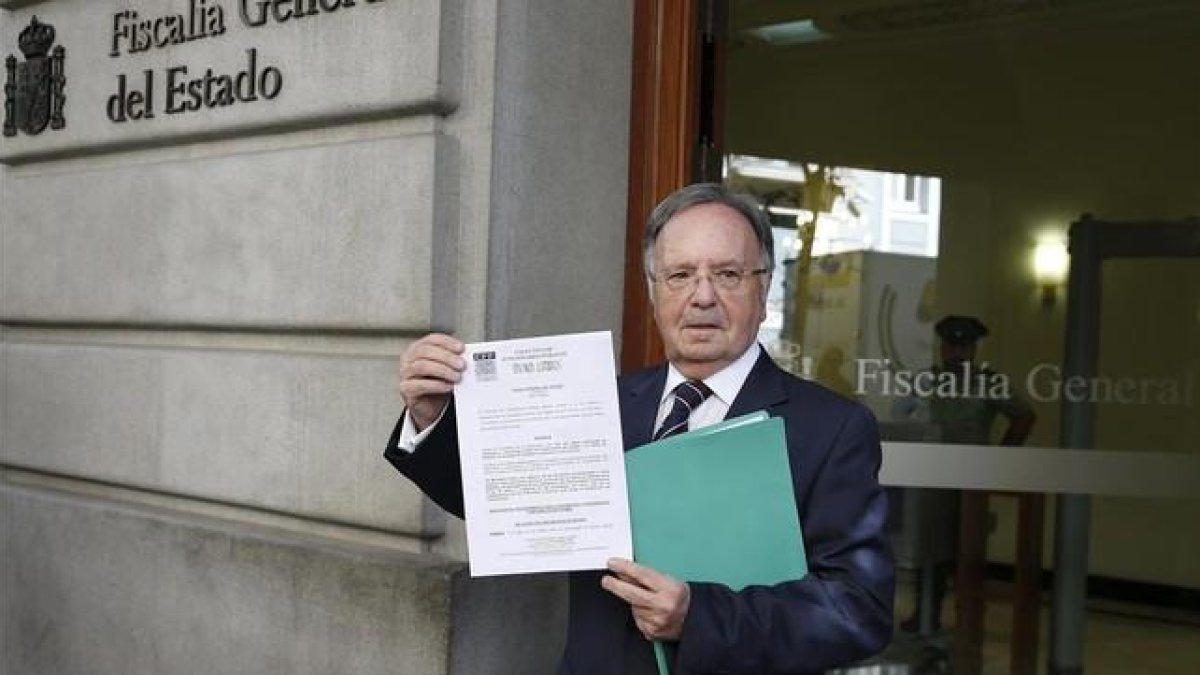 El secretario general de Manos Limpias, Miguel Bernard, en las puertas de la fiscalía con la querella contra Mas en las manos.-