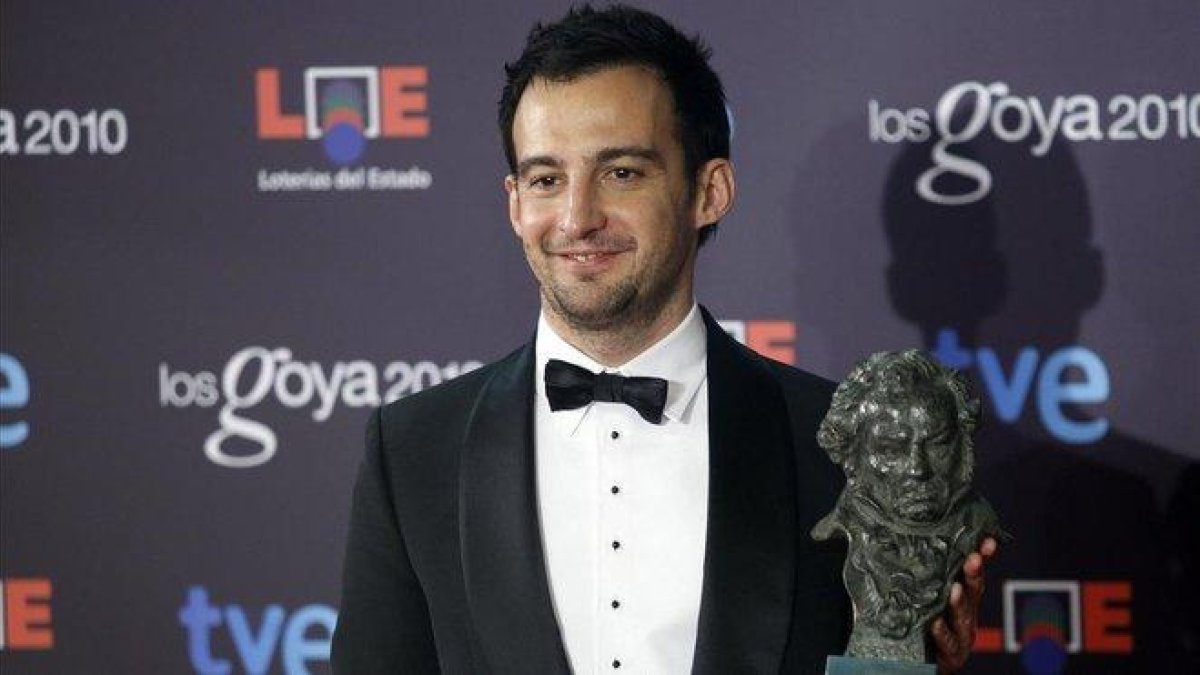 Alejandro Amenábar, con el Goya que ganó en el 2010.-JUAN MANUEL PRATS